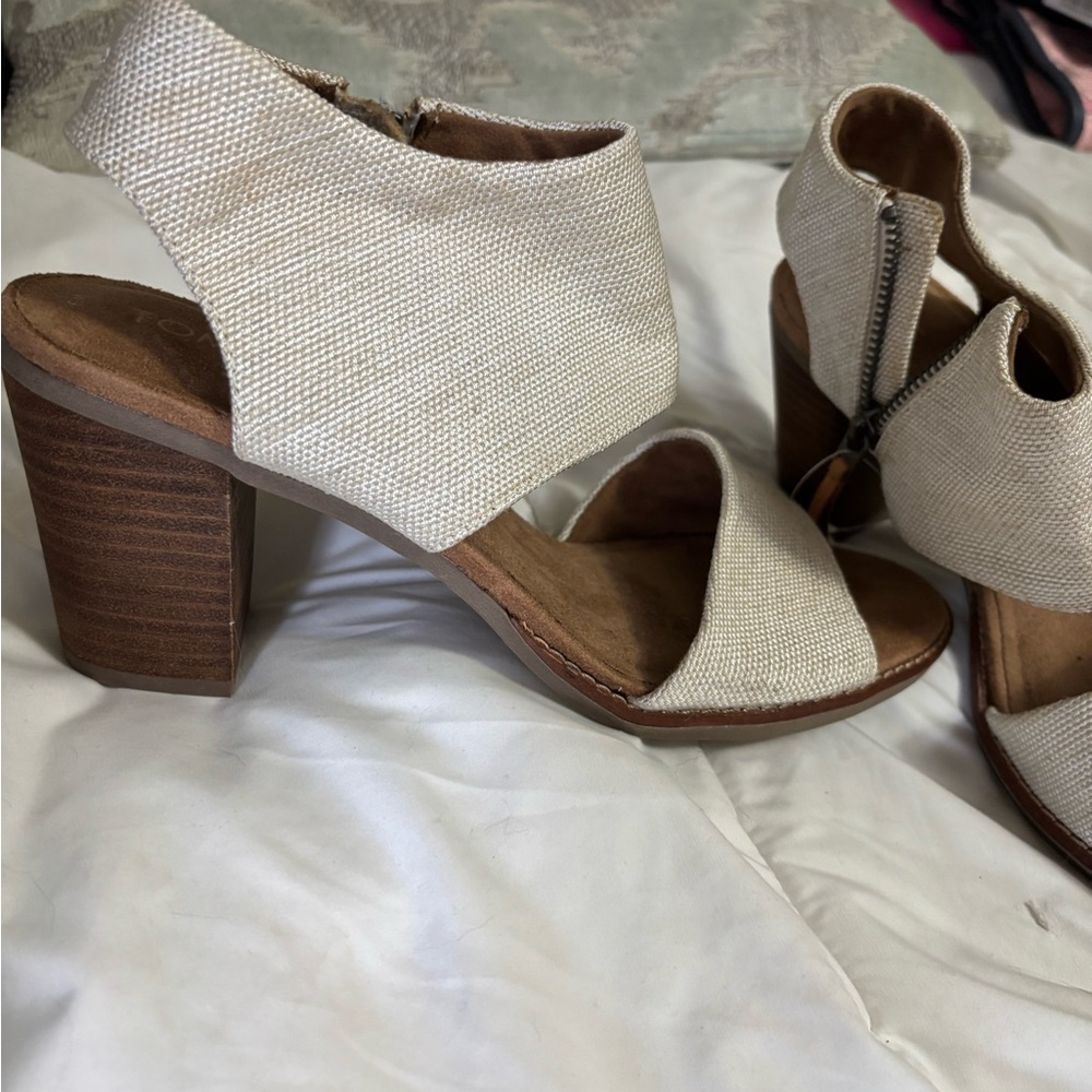 TOMS Women's Tan Sandals nwot - Picture 2 of 4